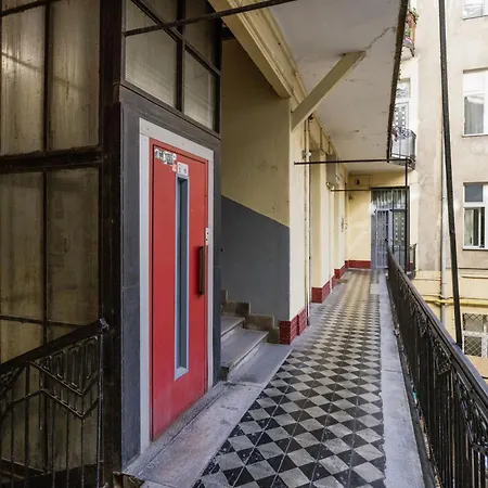 Escape Walk To Buda Eye & Fashion Street